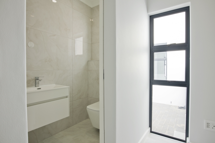 5 Bedroom Property for Sale in Sandown Western Cape
